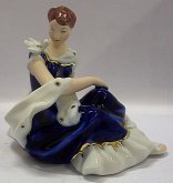 Dívka s holubičkou porcelánová socha 13