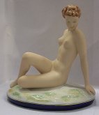 Akt Žena sedící v trávě porcelánová socha Royal...