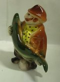 Rybář porybný socha s rybou kera...