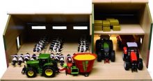 Velká dřevěná garáž pro traktory s farmářskou s...