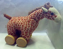 Žirafa na dřevěných kolečkách tahací plyšová 23...