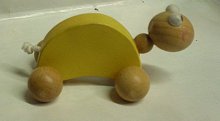 Želva dřevěná na otočných nohou žlutá
