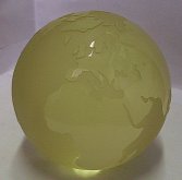 Skleněné těžítko globus broušený žlutá zeměkoule
