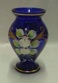 Váza miniatura sklo amfora malovaná modrá s kvě...