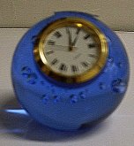 Těžítko skleněné koule s hodinami bledě modré