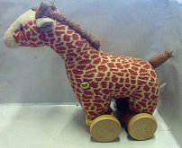 Žirafa na dřevěných kolečkách ta...