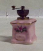 Kávomlýnek růžový porcelán miniatura s kovovým ...