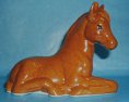 Socha kůň hnědý sedící keramická