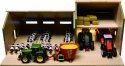 Velká dřevěná garáž pro traktory s farmářskou stájí pro domací zvířectvo se seníkem oddělená