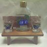 Dřevěná lavička s lahvinkou kořalky 100 ml švestky dárková sada s 2 skleněnými panáky tvar hříbek