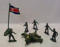 Vojáčci s letadlem a vlajkou Severní Koreje sada plast 8 ks